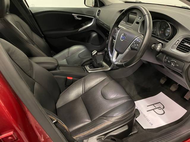 Volvo V40 1.6 D2 Cross Country Lux 5dr Hatchback Diesel Metallic Red