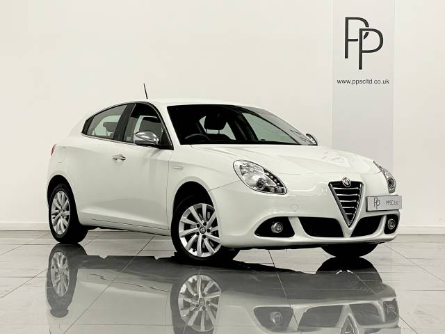 Alfa Romeo Giulietta 2.0 JTDM-2 Distinctive 5dr Hatchback Diesel White